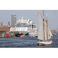 4100_3137 Segelschiff auf der Elbe vor dem Kreuzfahrtterminal Altona. | 